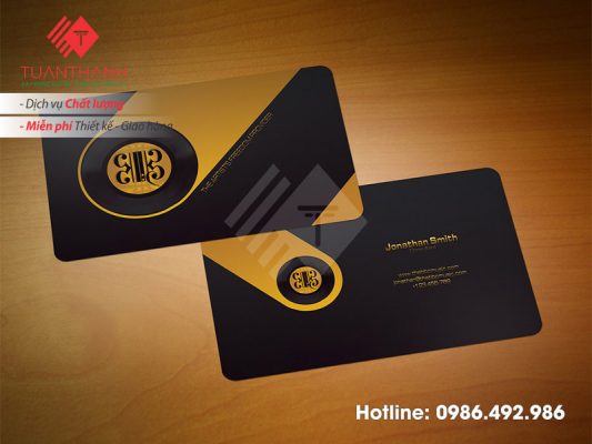 Cận cảnh một tấm card visit được gia công ép kim vàng