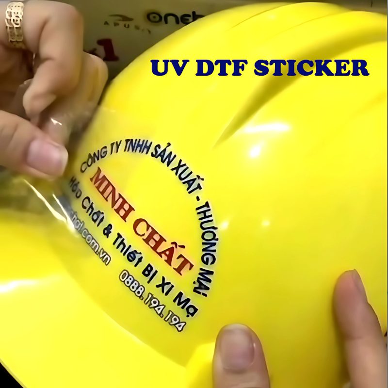 Cận cảnh bề mặt một sản phẩm được dán tem UV DTF