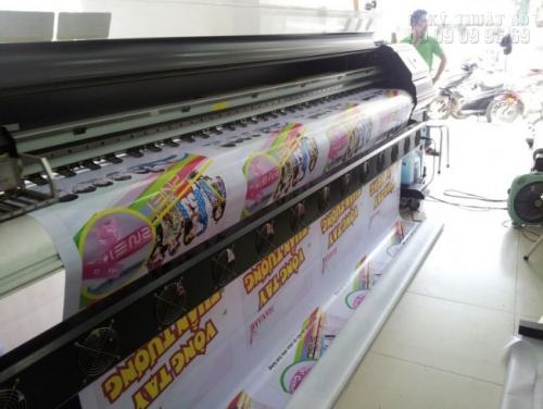 Hình ảnh máy in khổ lớn đang in banner tại xưởng của In Tuấn Thành